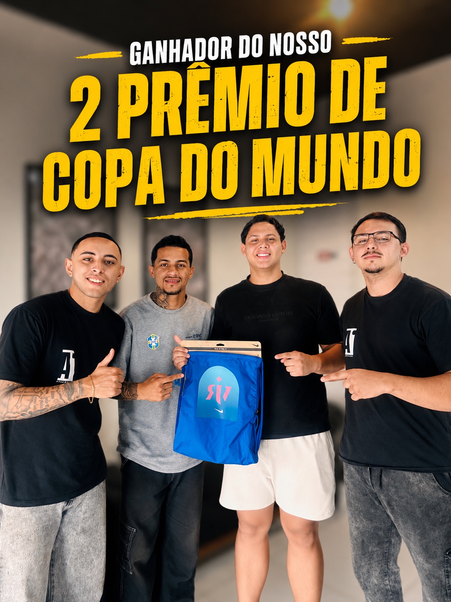 Equipe da Alves Barbearia com ganhador de promoção