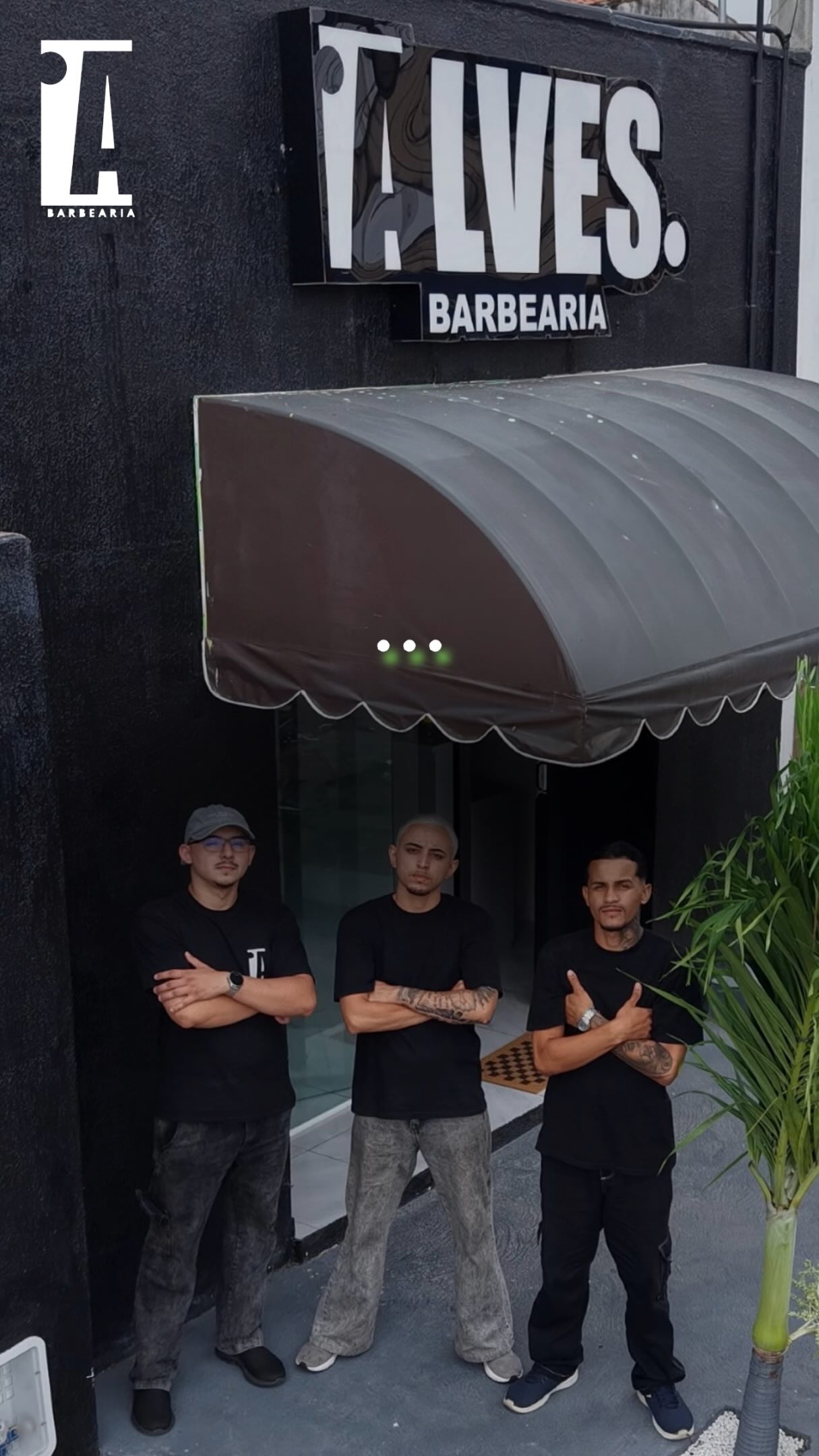 Fachada da Alves Barbearia com a equipe